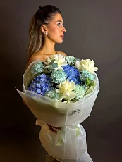 Букет с гортензиями и бирюзовыми диантусами 