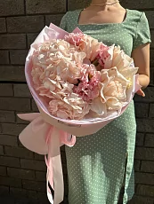 Нежный букет с розами и гортензией в упаковке