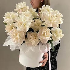 Французские белые розы в шляпной коробке 