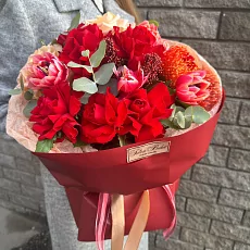 Букет с розами и тюльпанами 