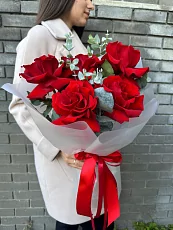 5 Красных роз с эвкалиптом