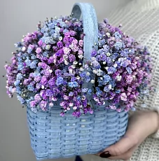 Корзина цветов с пурпурной гипсофилой 