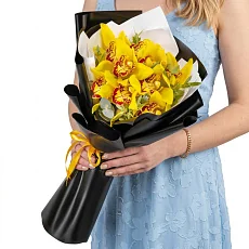 9 Желтых Орхидей в черной упаковке