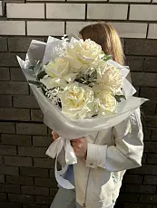 Букет живых цветов из 5 роз с эвкалиптом оформленный в дизайнерскую упаковку