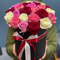 Шляпная коробка с цветами роз