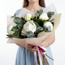 5 Белых Пионов с эвкалиптом