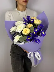 Нежный Букет живых цветов с ирисами и кустовой розой в авторской упаковке