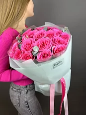 Букет из 17 роз с эвкалиптом