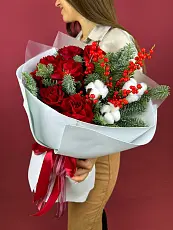 Букет живых цветов с розами и нобилисом