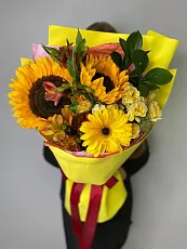 Букет с герберой ,подсолнухами и розами