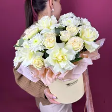 Композиция живых цветов с розами и хризантемой