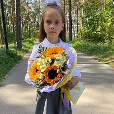 Букет с подсолнухами и кустовой розой