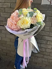 Букет Свежих Цветов с розовой гортензией и розами 