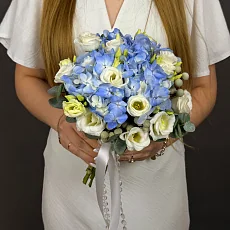 С эустомой и гортензией