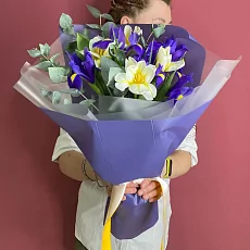 Авторский букет с тюльпанами и ирисами