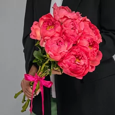 Букет коралловых пионов под ленту