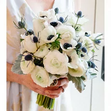 Букет невесты из эрингиума и ранункулюса 