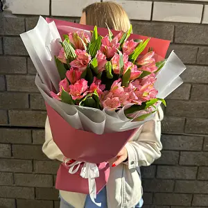 Букет с розовыми альстромериями