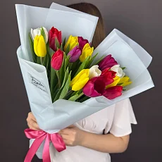 Букет из 17 разноветных тюльпанов