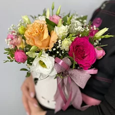 Шляпная коробка с цветами “Без повода” из роз и гипсофил