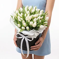 Композиция снежный тюльпан в шляпной черной коробке