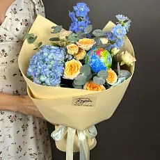 Букет с голубой гортензией и глобусом 