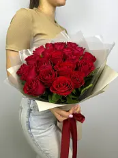 Букет живых цветов из 21 Красной розы в дизайнерской упаковке