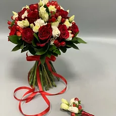 Букет невесты с красными розами и  эустомой 