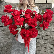 Шляпная коробка с алыми розами