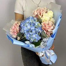 Авторский букет с голубой гортензией и розами