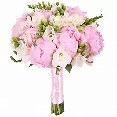 Свадебный букет из фрезий и пионов