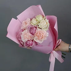 Букет с гвоздиками и розами