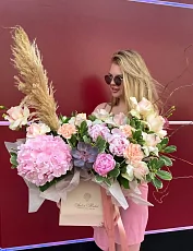 Коробка с гортензией и пионами