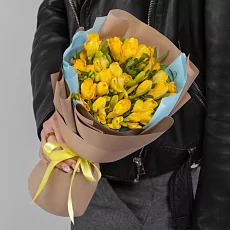 15 Желтых Фрезий в упаковке