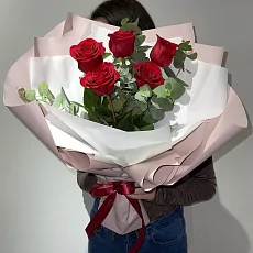 Красные розы с эвкалиптом