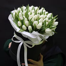 Композиция снежный тюльпан в шляпной черной коробке