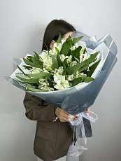 Букет из 5 белых альстромерий