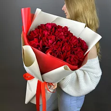 Букет из 15 красных роз в упаковке