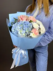 Нежный букет живых цветов с голубой гортензией в дизайнерской упаковке