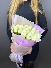 17 Белых Роз в упаковке