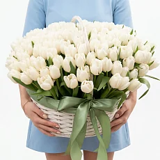 Корзина снежных тюльпанов