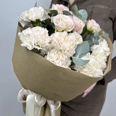 Букет из диантуса и кустовой розы