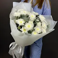 Букет живых цветов из кустовой хризантемы и эвкалипта