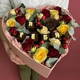 Шляпная коробка красных и белых роз с конфетами