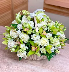 Корзина с орхидеями и розами 