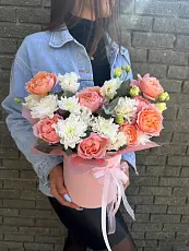 Букет живых цветов с эустомой и кустовой розой