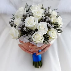 Букет невесты из брунии и белых роз 