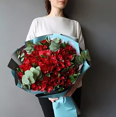 25 Альстромерий с эвкалиптом в упаковке