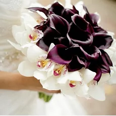 Букет из черных калл и орхидей