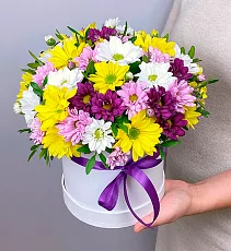 Шляпная коробка из разноцветных хризантем